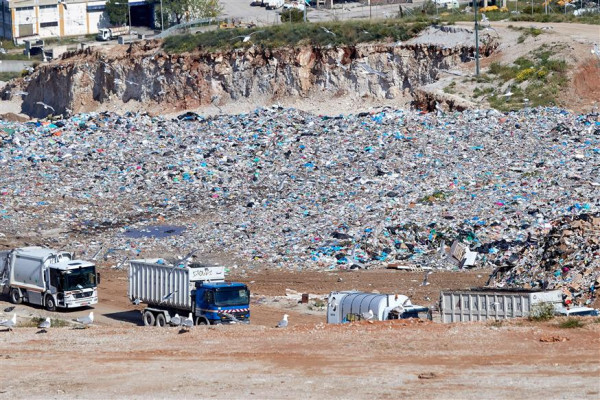 Σκουπίδια: Με κρατική «ένεση» 93 εκατ. ευρώ τα τέλη ταφής για τους δήμους