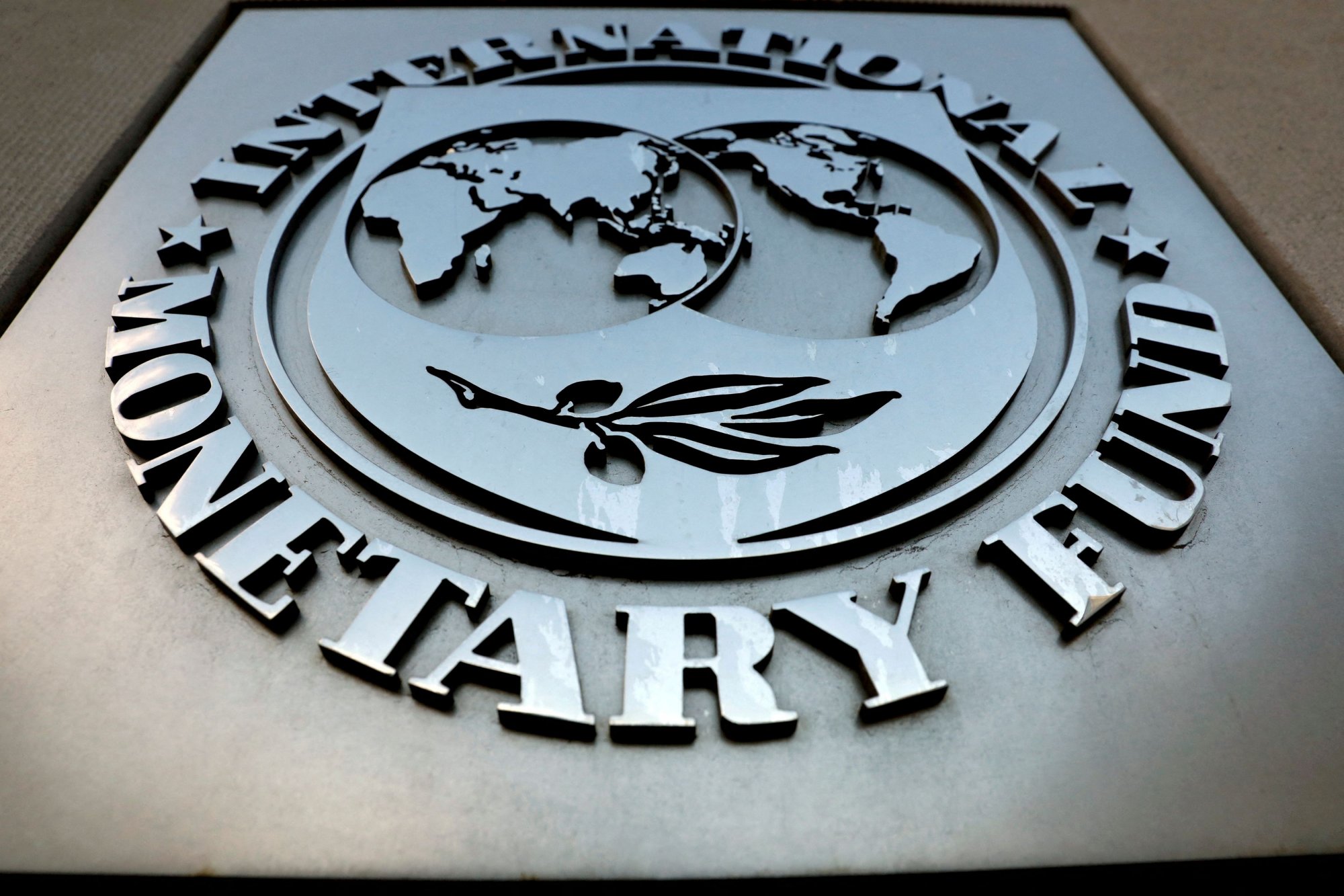 Άλφρεντ Κάμερ (ΔΝΤ): «Μαξιλάρια» για κινδύνους από κυβερνήσεις και τράπεζες