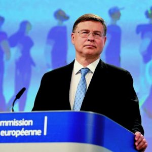 Βάλντις Ντομπρόβσκις: Οι δύο λόγοι που κάνουν την Ελλάδα θετική εξαίρεση στην Ευρώπη