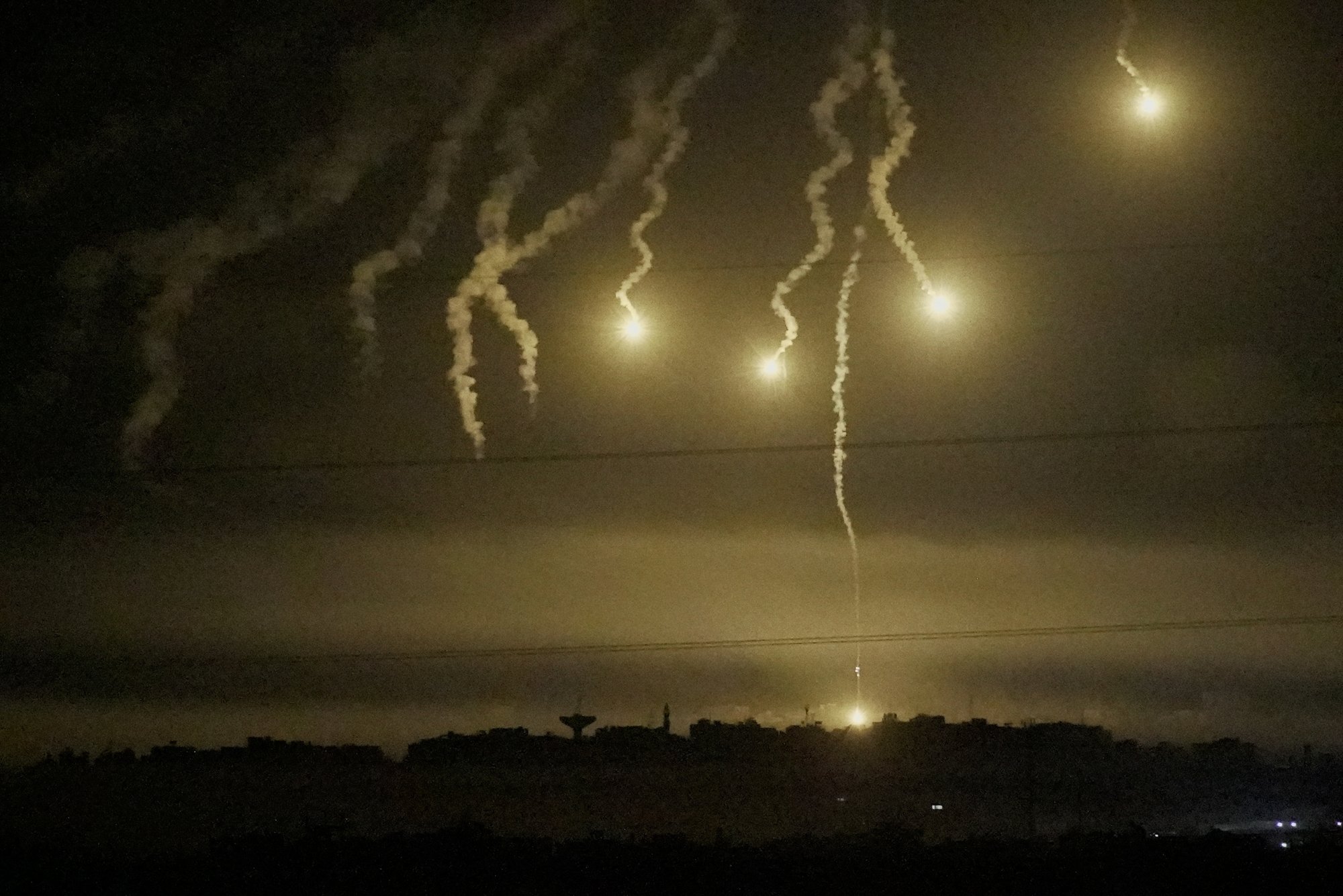 Πόλεμος Ισραήλ-Χαμάς: «Περικυκλώσαμε τη Γάζα» λέει το Ισραήλ – «Θα βγείτε σε μαύρους σάκους» απαντά η Χαμάς