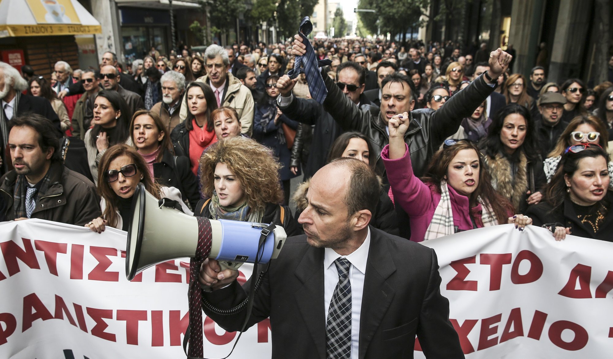 Νέο φορολογικό: Ξεσηκώνονται οι επαγγελματίες – Προς νέο «κίνημα της γραβάτας»