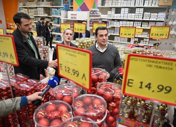 Κώστας Σκρέκας: Οι τιμές στα χριστουγεννιάτικα είναι μειωμένες 20%