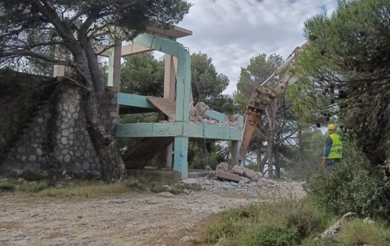 Greek authorities start demolishing arbitrary constructions