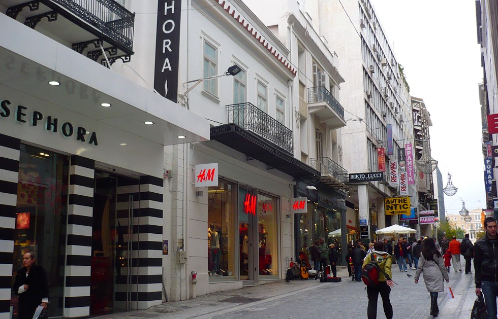 Λιανεμπόριο: Μάχη για ένα «μαγαζί γωνία» – Πού ανοίγουν καταστήματα τα μεγάλα brands