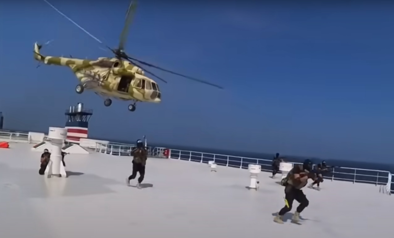 Ναυτιλία: Στη δημοσιότητα βίντεο από την ένοπλη επίθεση των Χούτι σε πλοίο στην Υεμένη
