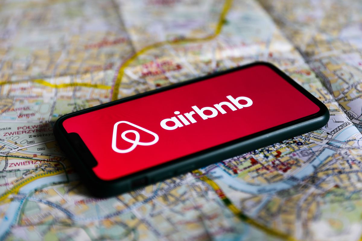 Airbnb: Δικαστικός κόλαφος για φοροδιαφυγή – Η πλατφόρμα θα καταβάλει 780 εκατ. ευρώ
