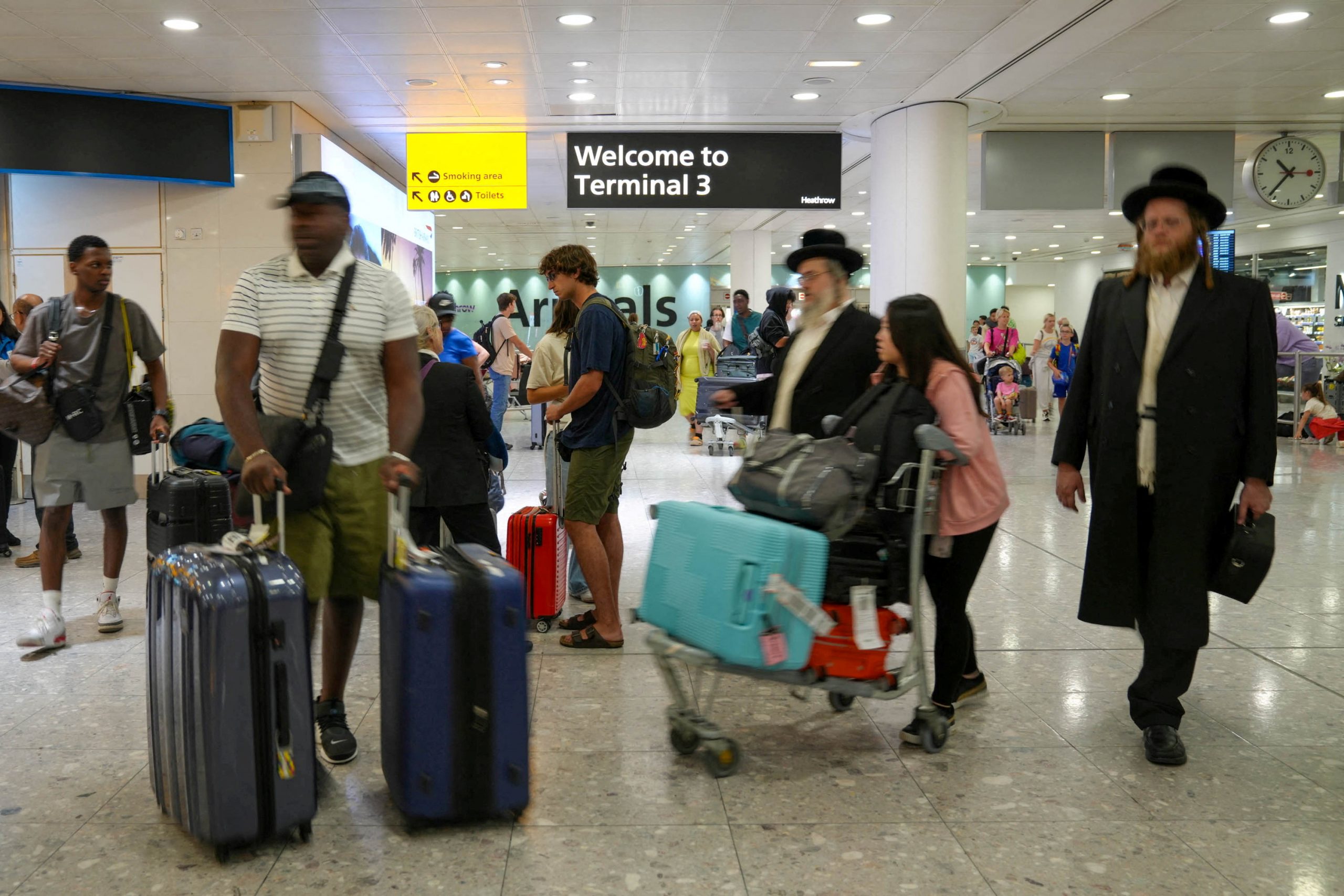 Αεροπορικά ταξίδια: Βουτιά στη ζήτηση για εισιτήρια μετά την έναρξη του πολέμου στη Μέση Ανατολή