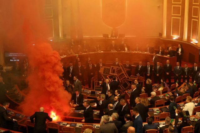 Αλβανία: Με καπνογόνα και φωτιά επιχείρησαν να εμποδίσουν την ψήφιση του προϋπολογισμού