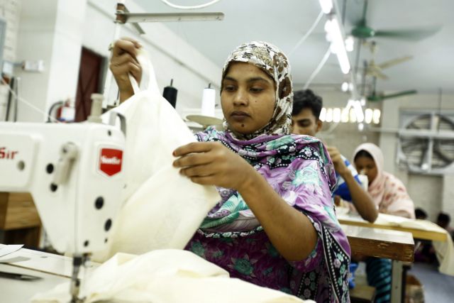 Μπαγκλαντές: Μαζικές απεργίες στα εργοστάσια ρούχων των H&M, Gap και Inditex
