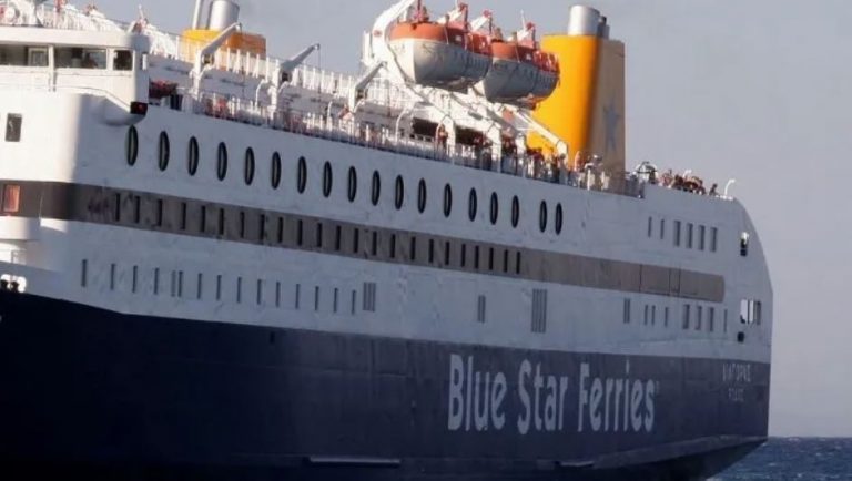 Νάξος: Πλοίο προσέκρουσε στο λιμάνι – Εγκλωβισμένοι οι επιβάτες