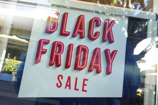 Black Friday: Σε τι ελπίζουν οι επιχειρήσεις – Τι πρέπει να προσέξουν οι καταναλωτές