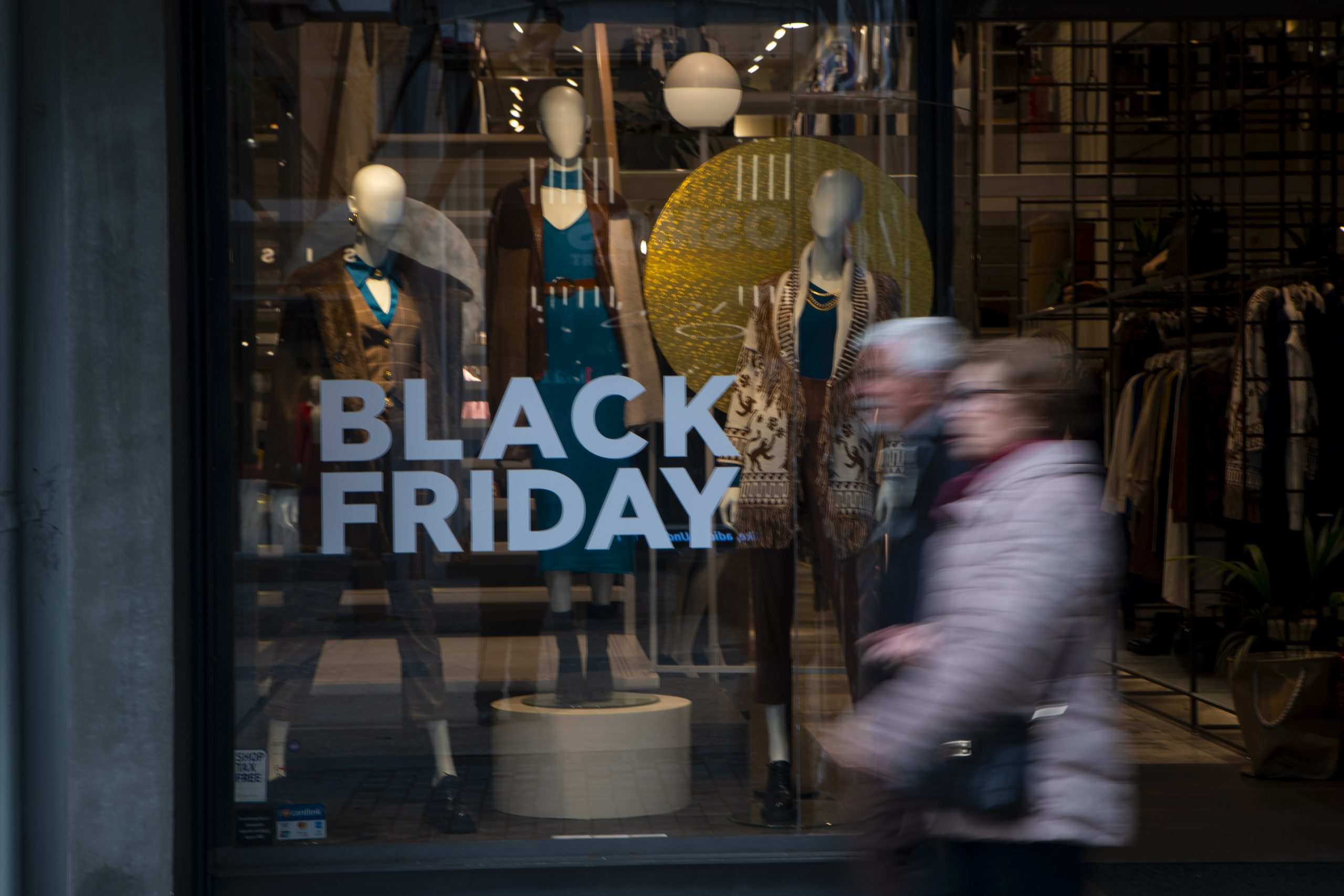 Black Friday: H μεγαλύτερη εμπορική γιορτή του Νοεμβρίου ξεκίνησε