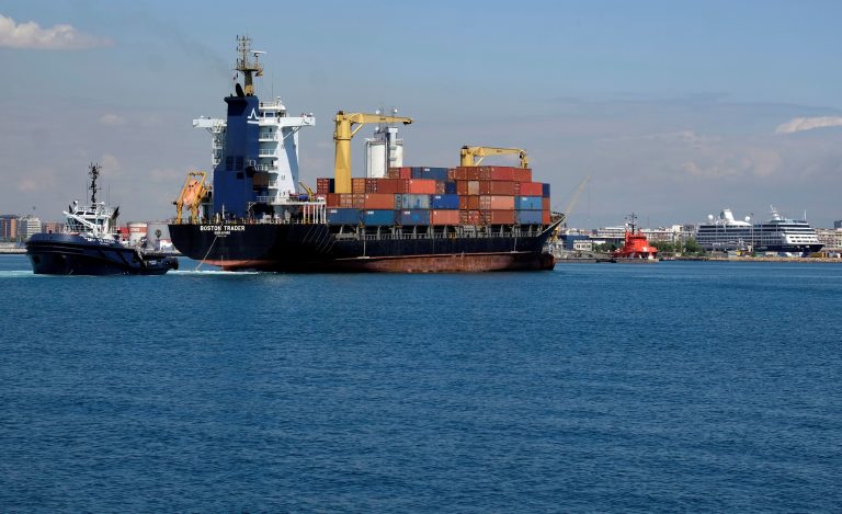 Ερυθρά Θάλασσα: Πώς διασφαλίζεται η αναδρομολόγηση των πλοίων;