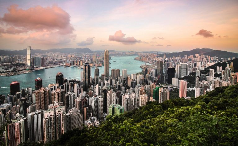 Χονγκ Κονγκ: Με κινητά μιας χρήσης ταξιδεύουν πλέον στελέχη ξένων επιχειρήσεων