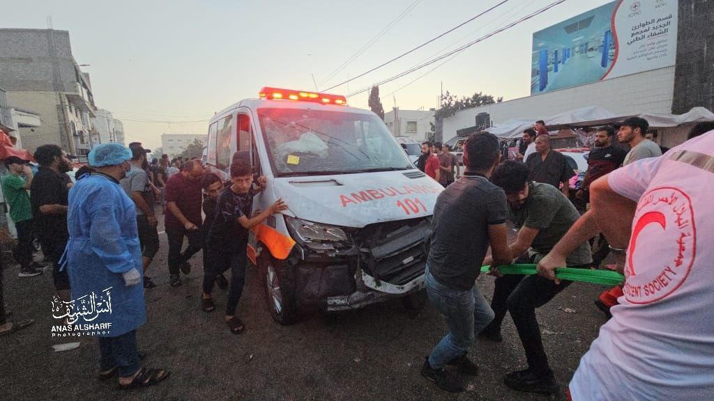 Πόλεμος Ισραήλ – Χαμάς: Μπαράζ βομβαρδισμών σε νοσοκομεία – Επιβεβαιώνει το Ισραήλ ότι χτύπησε ασθενοφόρο