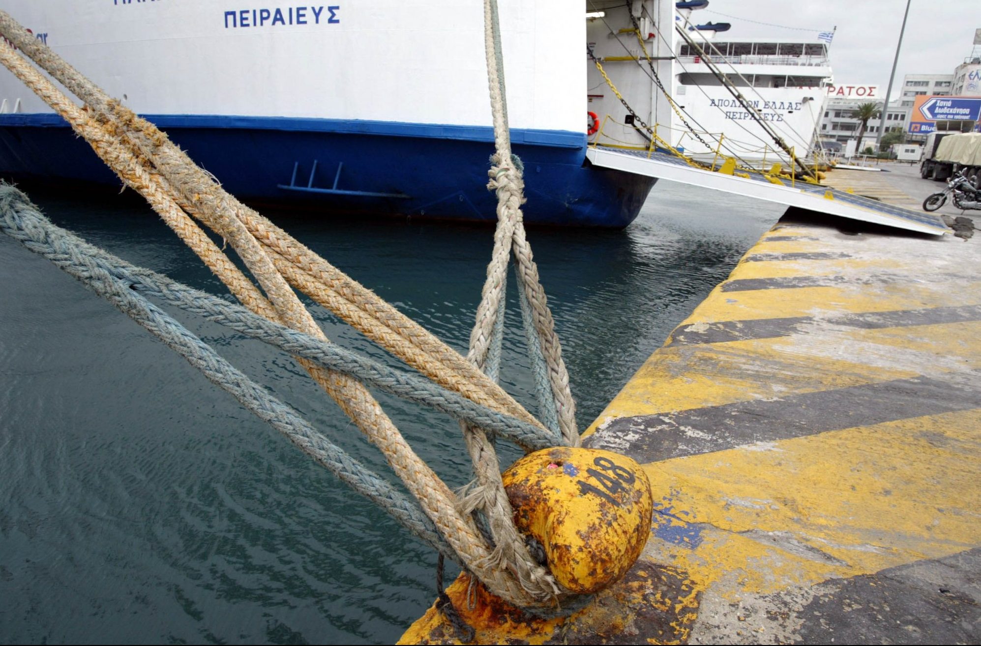 Κακοκαιρία: Δεμένα τα πλοία στα λιμάνια – Απαγορευτικό απόπλου λόγω των θυελλωδών ανέμων