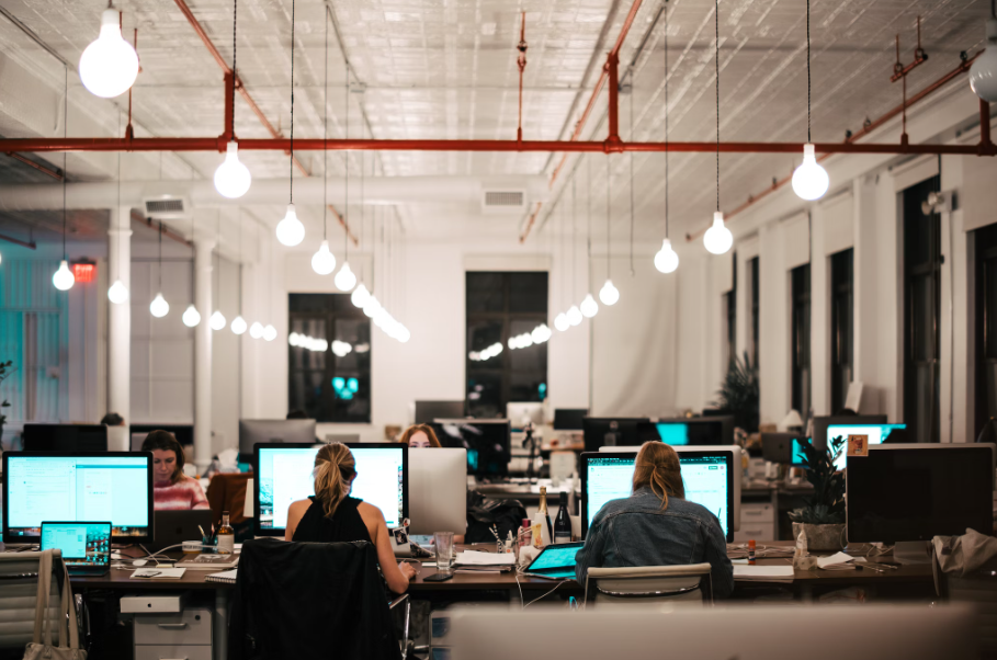 Hot Desking: Η νέα εργασιακή τάση απειλεί τα γραφεία