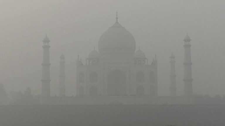 Προβλήματα στην Ινδία λόγω ομίχλης – Καλύφθηκε από πυκνό νέφος τo Ταζ Μαχάλ