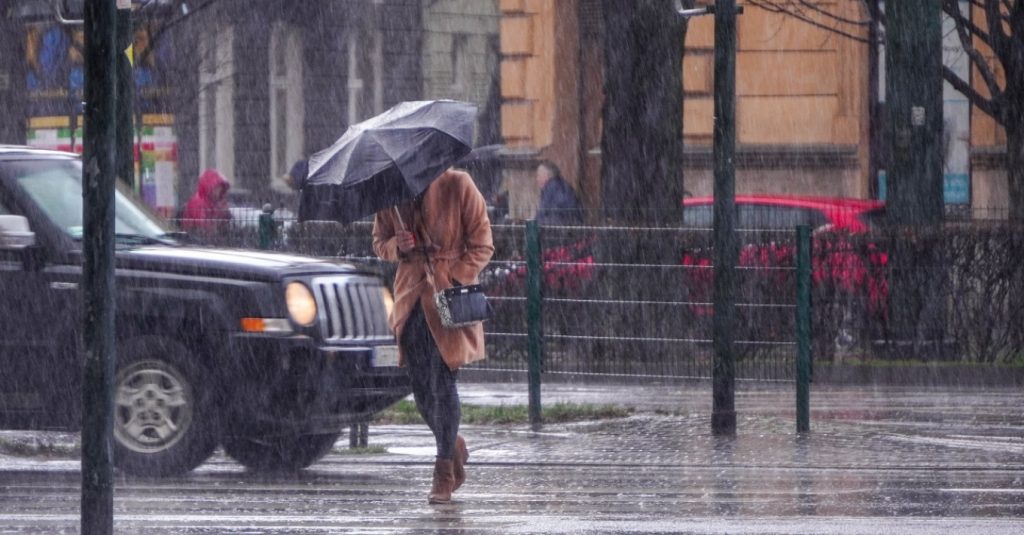 Greek Weather Service issues Severe Weather Advisory for thunderstorms, hail and lightning from midday Friday