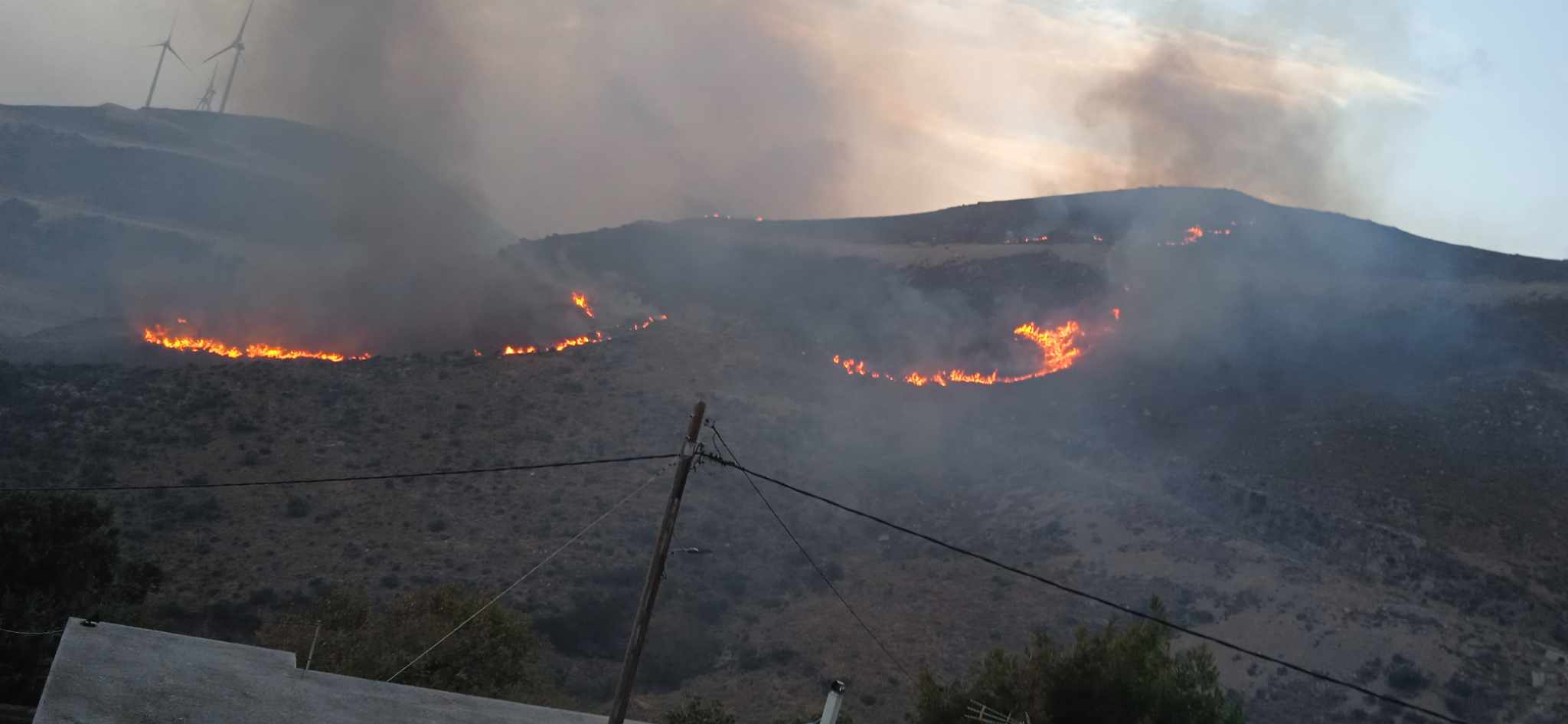 Εύβοια: Σε ύφεση η φωτιά στην Κάρυστο – Παραμένουν ισχυρές πυροσβεστικές δυνάμεις