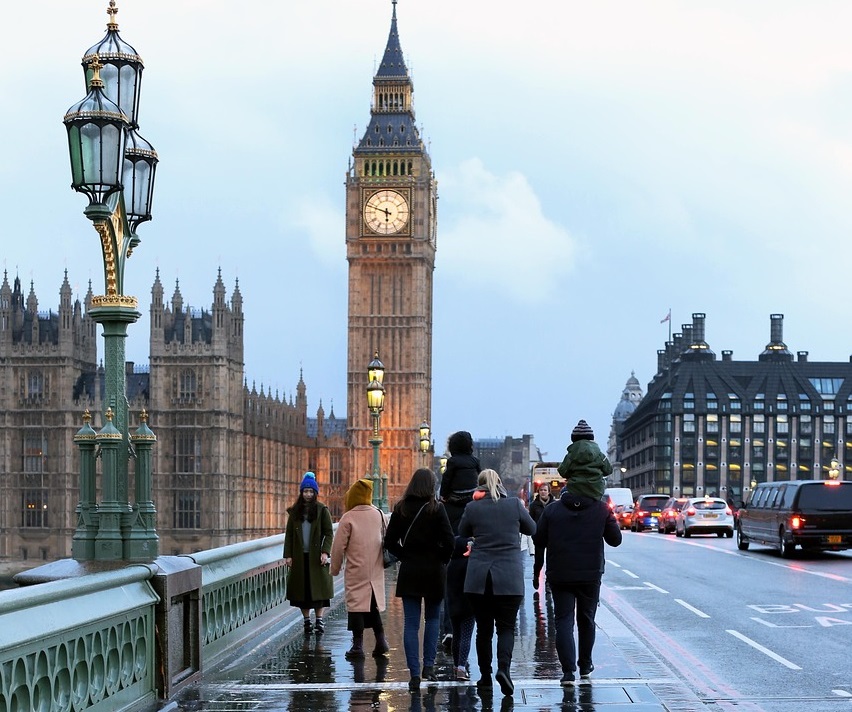 Βρετανία: «Φρενάρει» η αύξηση των μισθών, αλλά παραμένει σε επίπεδα ρεκόρ