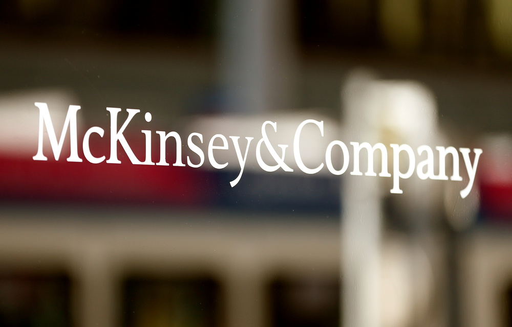 McKinsey: «Επιστρατεύει» Eminem και Bob Marley για να τονώσει τους συνεργάτες της