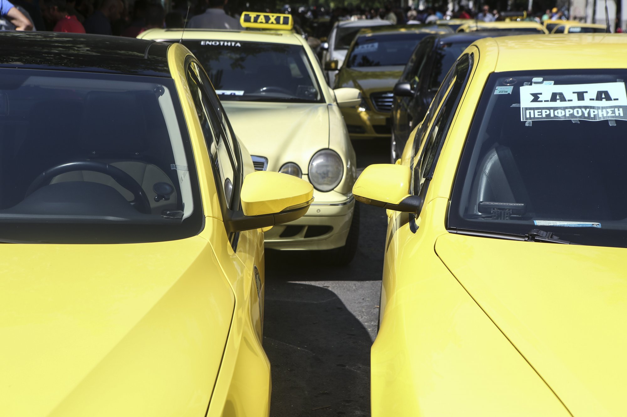 Ταξί: Πόσα μπορούν να αντικατασταθούν από μίνι – βαν
