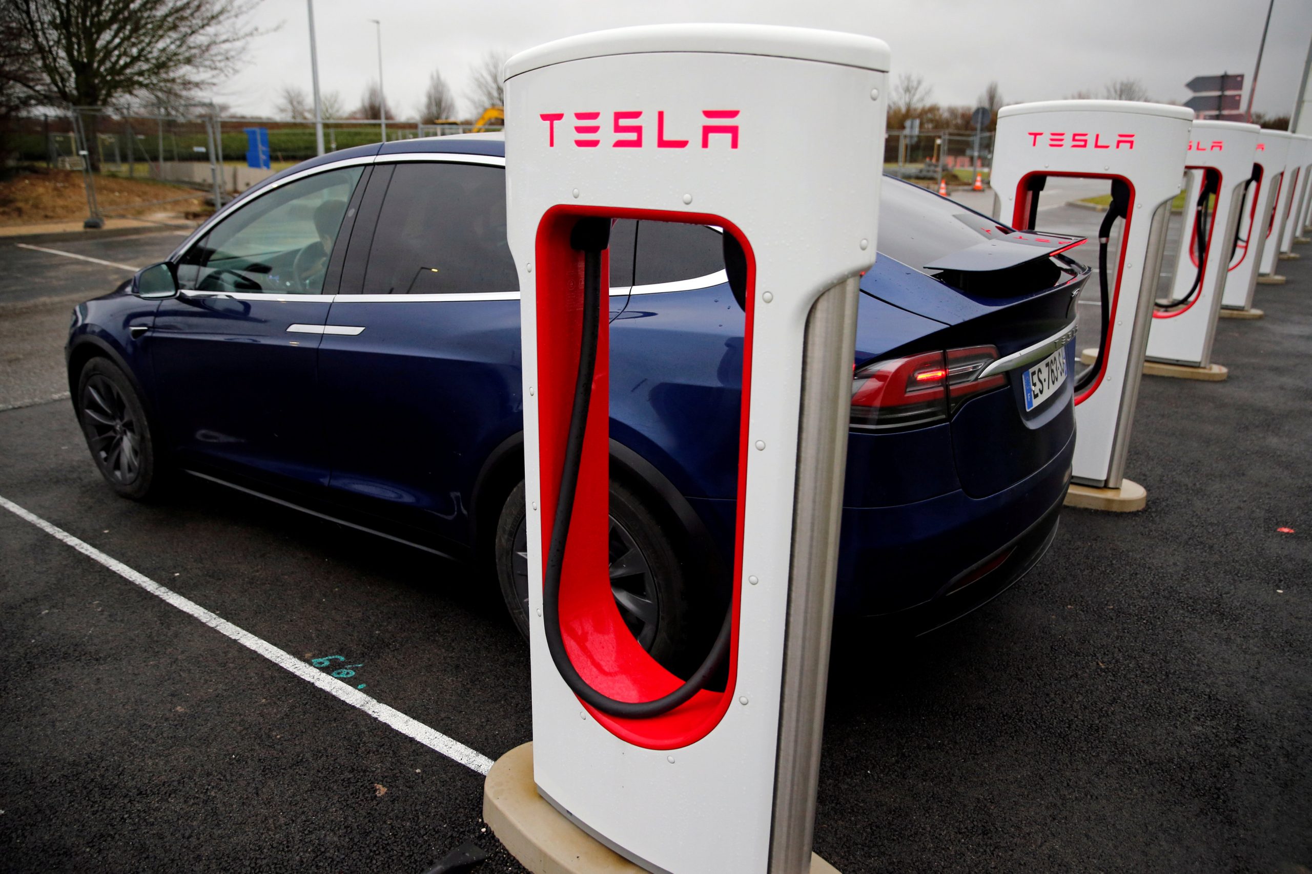 Βρετανία: Η αλυσίδα πρατηρίων καυσίμων EG ετοιμάχει deal με την Tesla για μονάδες φόρτισης