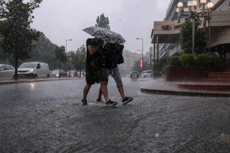 Καιρός: Βροχές στην ανατολική και δυτική Ελλάδα, αλλά με «καλοκαιρινές» θερμοκρασίες