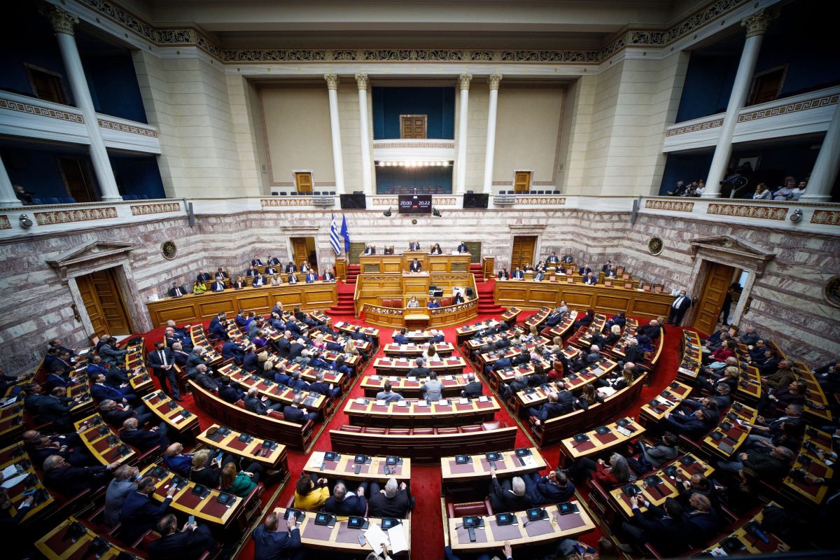 Βουλή: Υπερψηφίστηκε το νομοσχέδιο για τους όρους δόμησης με τις ψήφους της ΝΔ