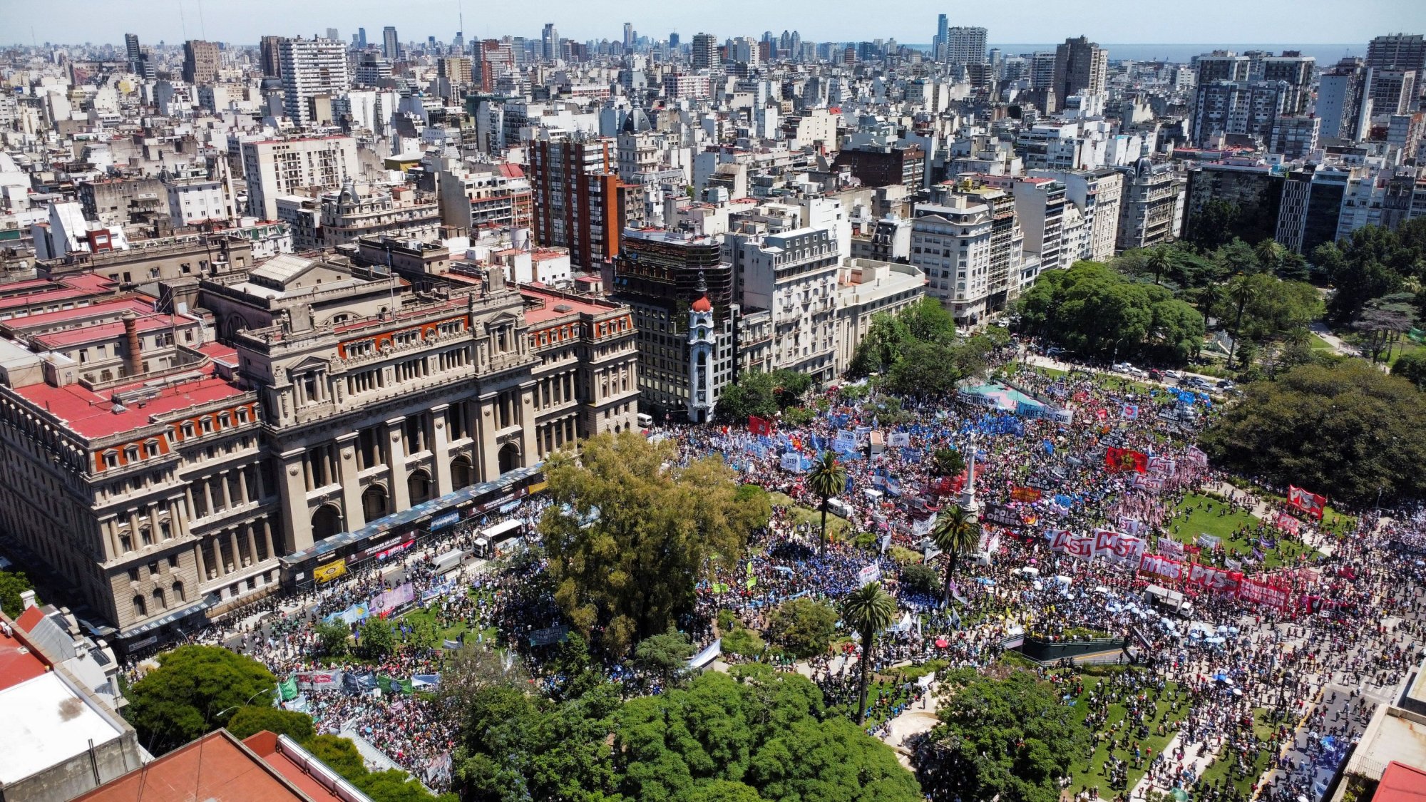 Στους δρόμους οι Αργεντίνοι – Διαδηλώνουν κατά του σχεδίου λιτότητας της κυβέρνησης Μιλέι