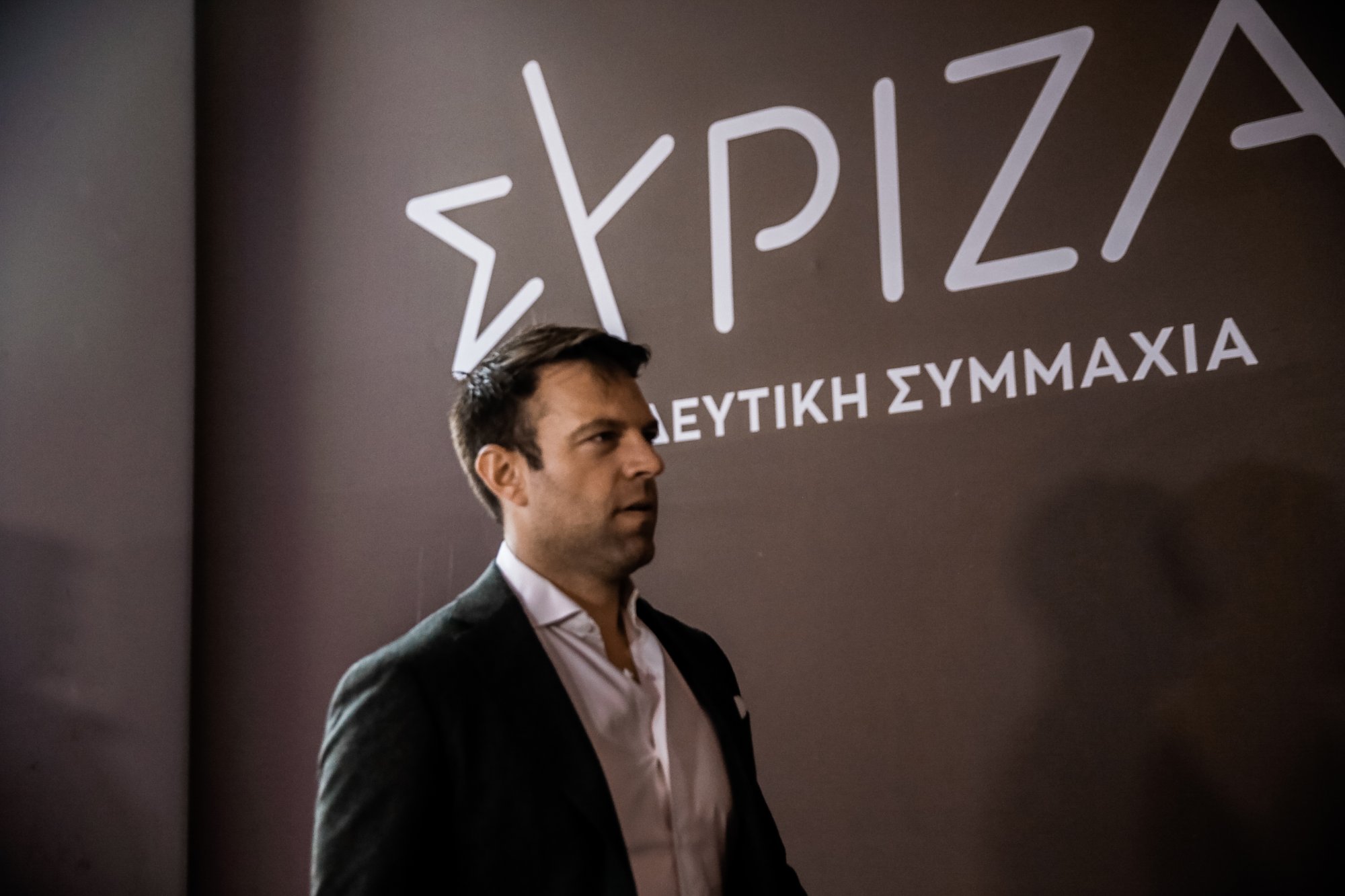 «Καλωσήρθε το δολάριο» – Ο Κασσελάκης δανείζει τον ΣΥΡΙΖΑ για να πληρώσει υποχρεώσεις