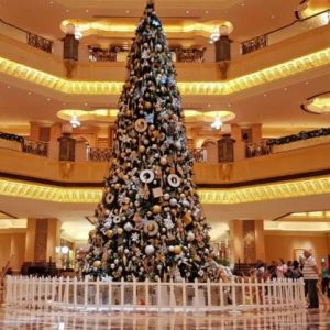 Αλυσίδες λιανικής: Πώς οι κολοσσοί του λιανεμπορίου προετοιμάζονται για τις γιορτές