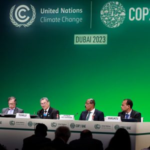 COP28: Συμφωνία για τριπλασιασμό της παγκόσμιας ικανότητας σε ΑΠΕ έως το 2030