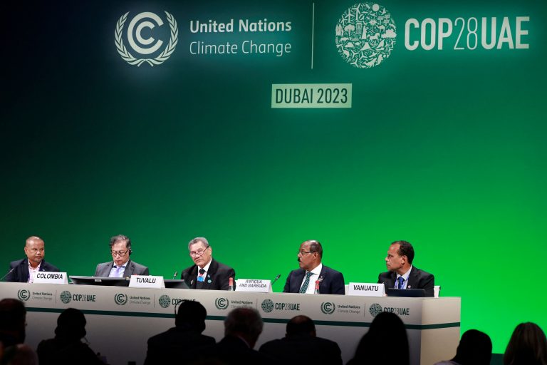 COP28: Συμφωνία για τριπλασιασμό της παγκόσμιας ικανότητας σε ΑΠΕ έως το 2030