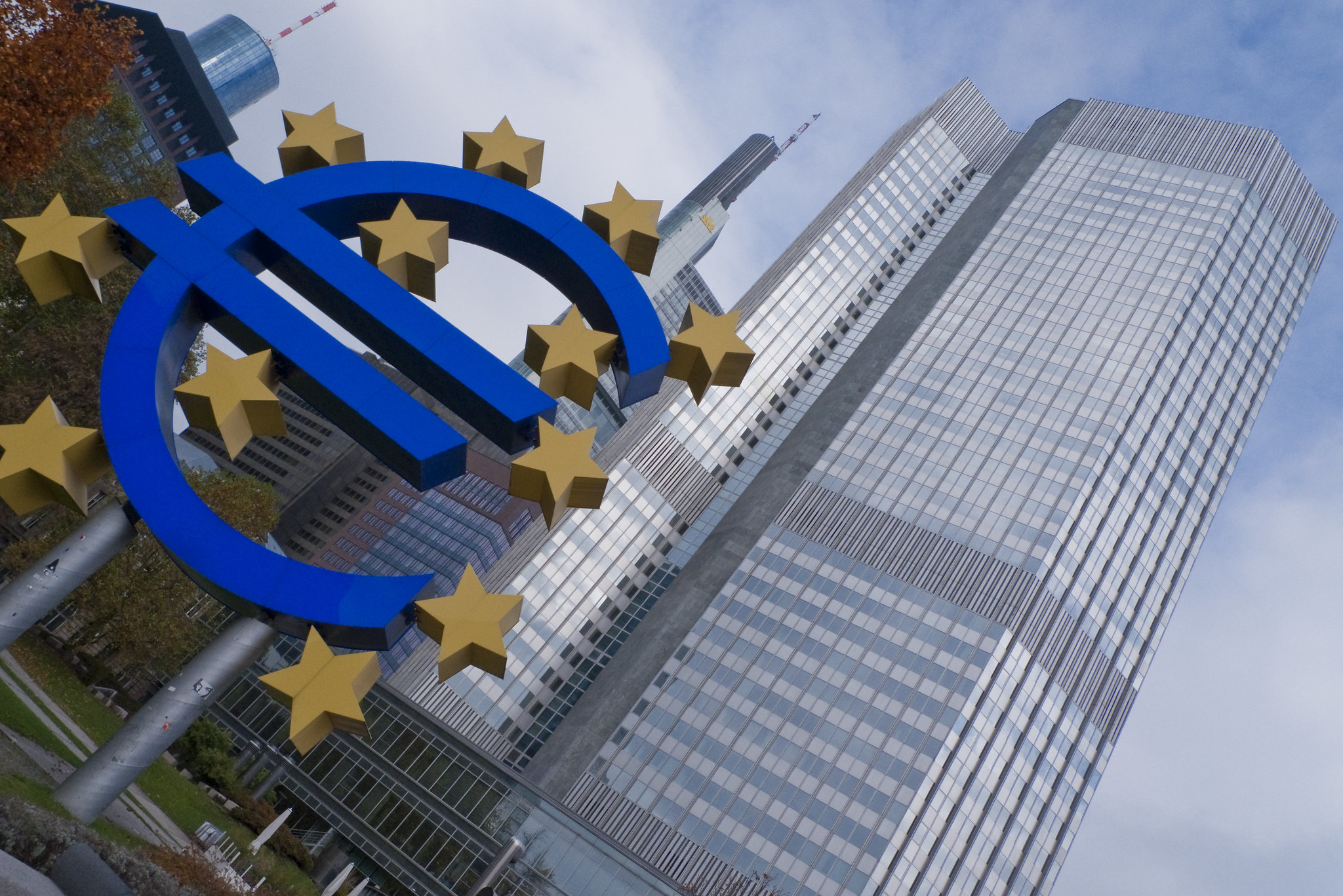 Bloomberg: Να αποφύγει ένα ιστορικό λάθος παλεύει η ΕΚΤ – Ορατός ο κίνδυνος πρόωρης χαλάρωσης