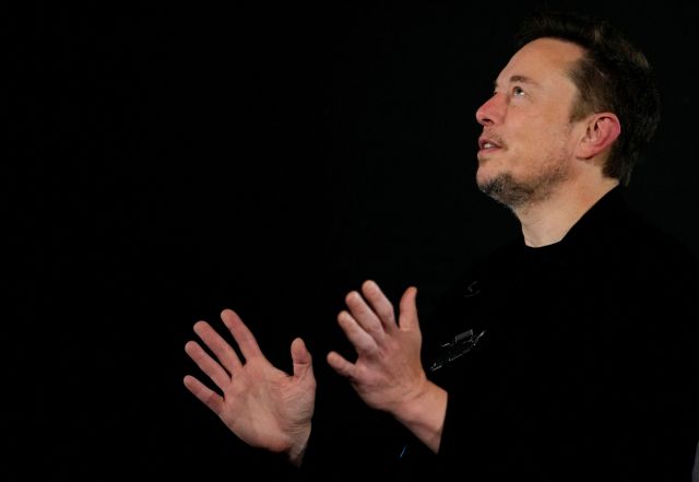 Tesla: Χάνει το στέμμα της στο «βασίλειο» των EVs