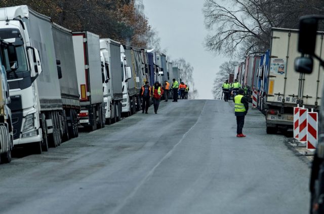 Πολωνία: Συνεχίζεται ο αποκλεισμός συνοριακών διαβάσεων προς την Ουκρανία από οδηγούς φορτηγών