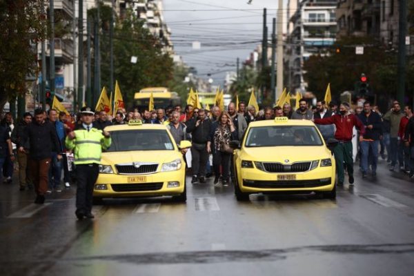 Ταξί: Απεργία από Δευτέρα έως Πέμπτη για το φορολογικό νομοσχέδιο – Τι θα γίνει στην Αθήνα