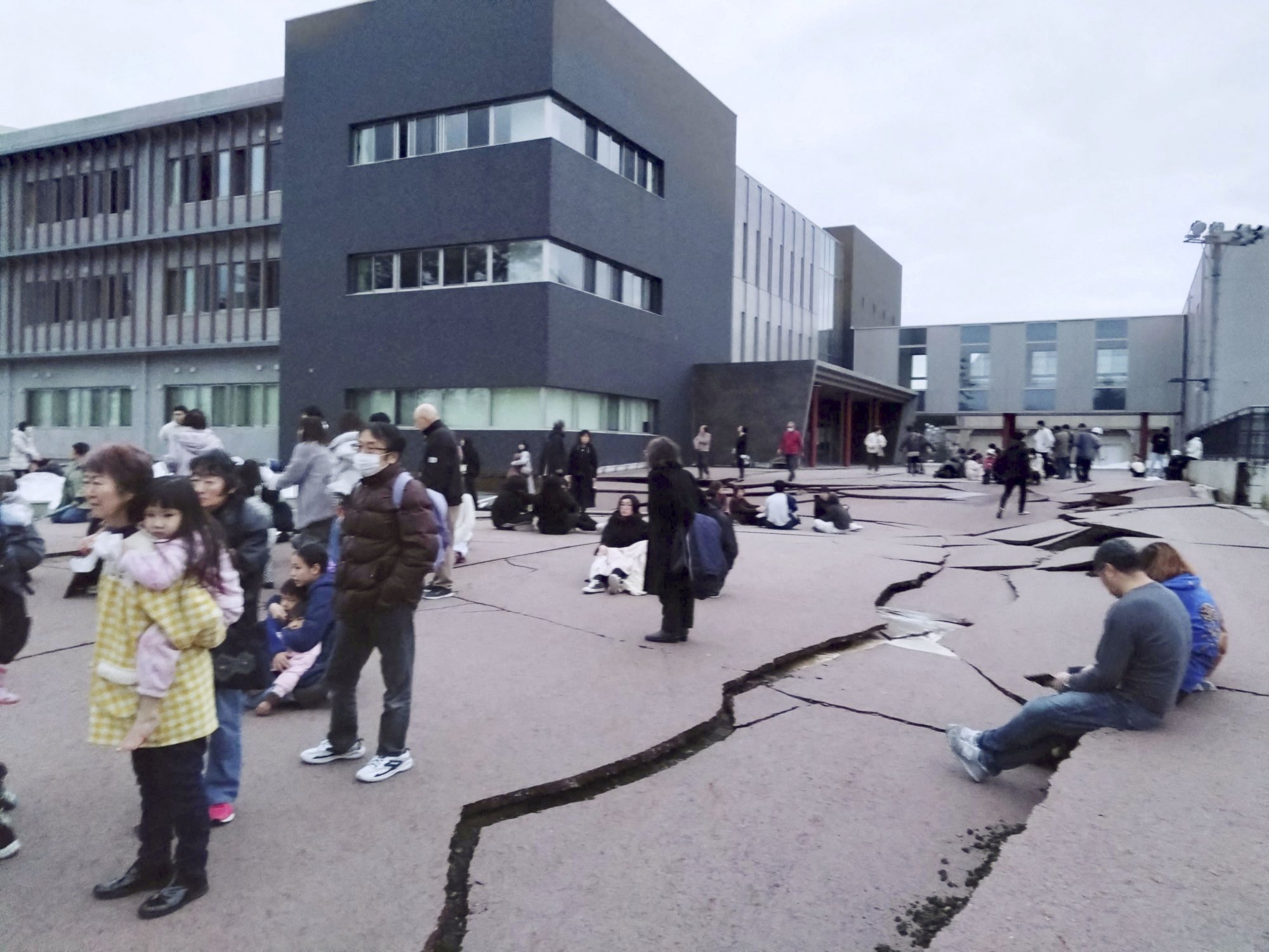 Ιαπωνία: Δρόμοι άνοιξαν στα δύο και κτίρια κατέρρευσαν μετά τα 7,4 Ρίχτερ