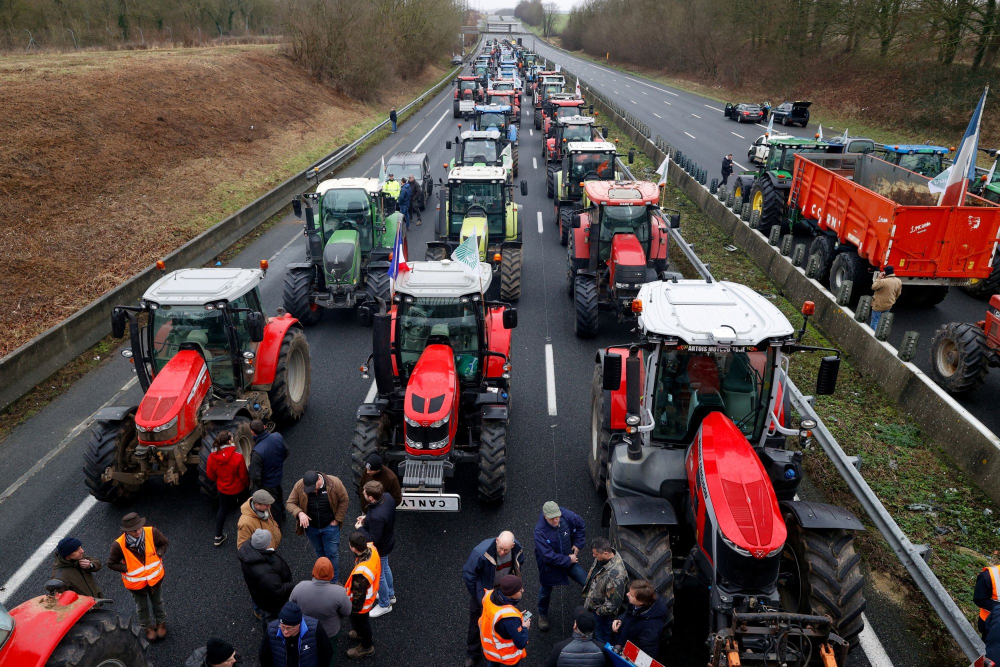 Γαλλία: Συνεχίζονται οι κινητοποιήσεις των αγροτών – Ανακοινώνει τα πρώτα μέτρα ο Ατάλ
