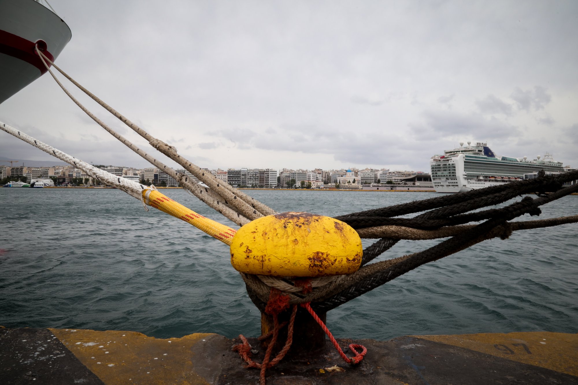 Δεμένα τα πλοία στα λιμάνια λόγω κακοκαιρίας – Θυελλώδεις άνεμοι 9 μποφόρ