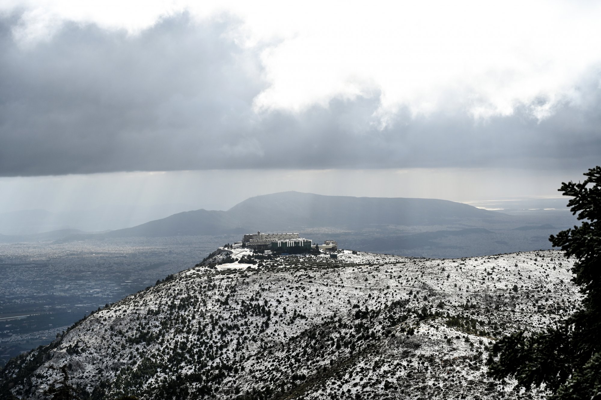 Συναγερμός για το νέο κύμα κακοκαιρίας που φέρνει χιόνια και στην Αττική