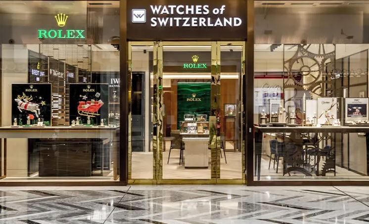 Watches of Switzerland: Η στροφή των καταναλωτών από τα είδη πολυτελείας βύθισε τη μετοχή της