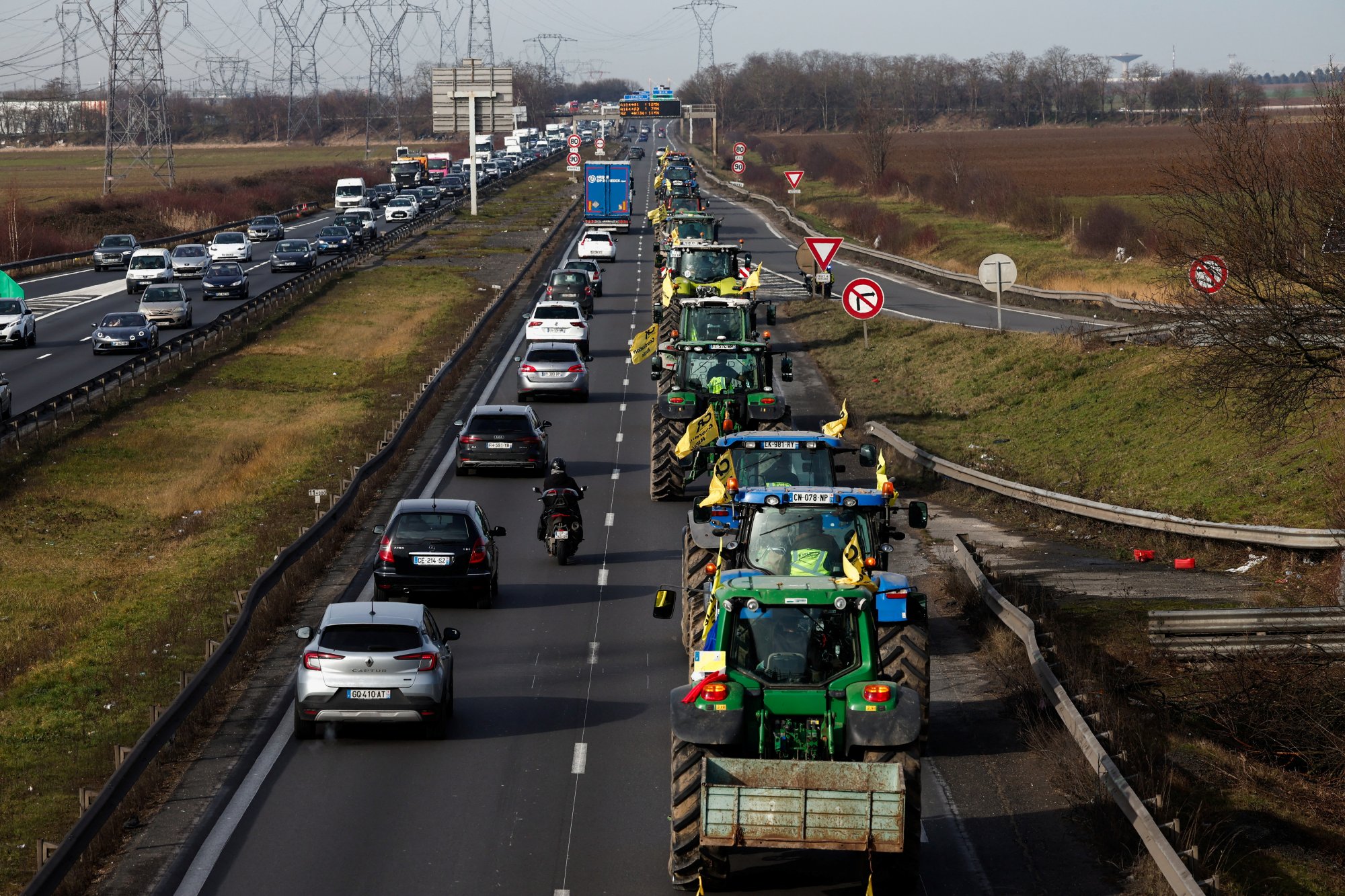 Γαλλία: Κλιμακώνονται οι κινητοποιήσεις των αγροτών – Επί ποδός 15.000 αστυνομικοί