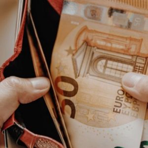 Συντάξεις: Υψηλότερες κατά 70% στο Δημόσιο έναντι ιδιωτικού τομέα