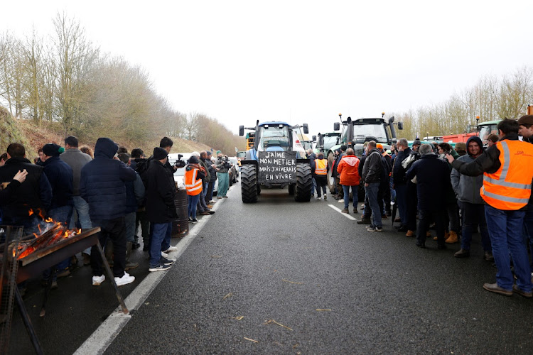 Γαλλία: Στις Συμπληγάδες τρακτέρ και αντιπολίτευσης ο Γκαμπριέλ Ατάλ