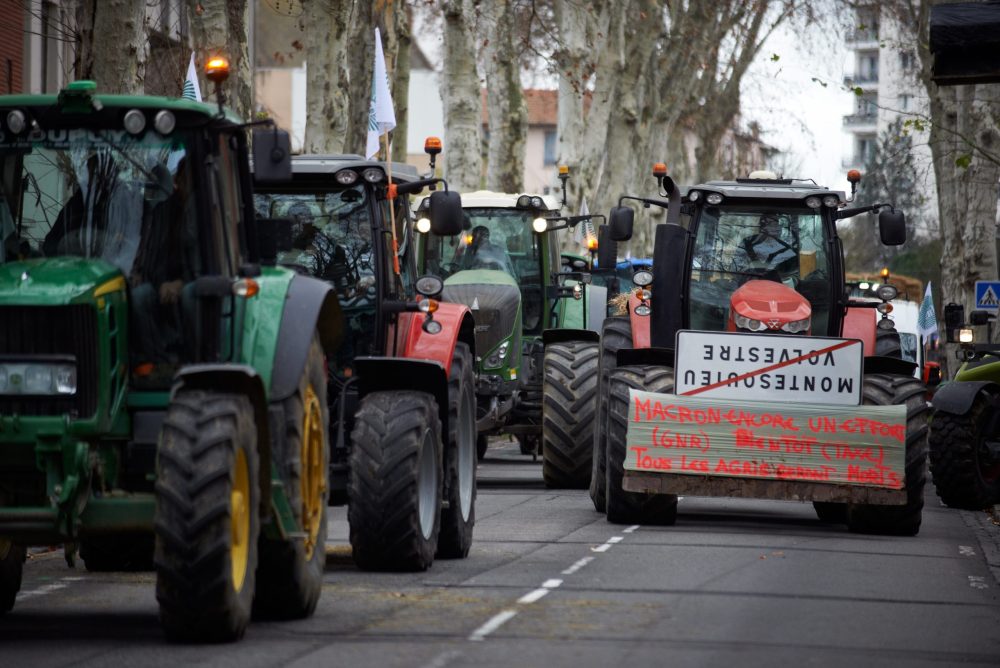 Γαλλία: Οι διαδηλώσεις των αγροτών σαρώνουν τη χώρα και ανατρέπουν την ατζέντα των ευρωεκλογών