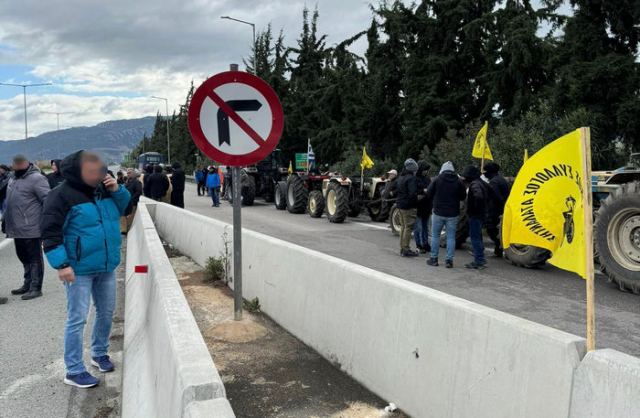 Αγρότες: Μπλόκο με τρακτέρ στην Αταλάντη – Έκλεισαν την Αθηνών – Λαμίας