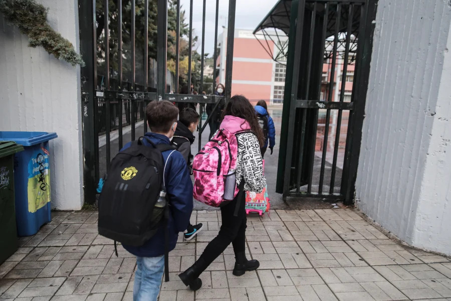 Σχολεία: Επιστρέφουν οι μαθητές στα θρανία με μέτρα για τον κορονοϊό